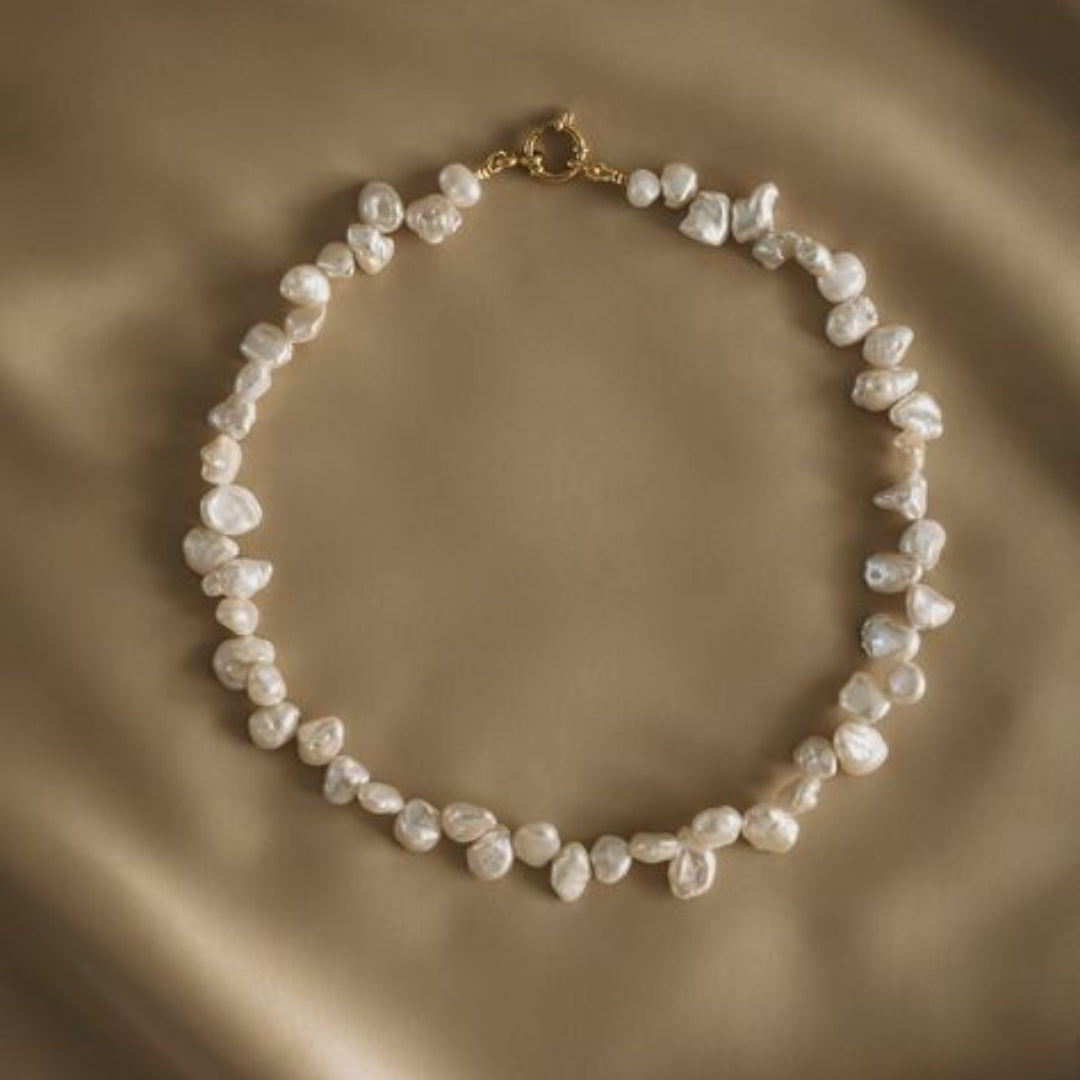 Classic Gleaming Pearl Necklace