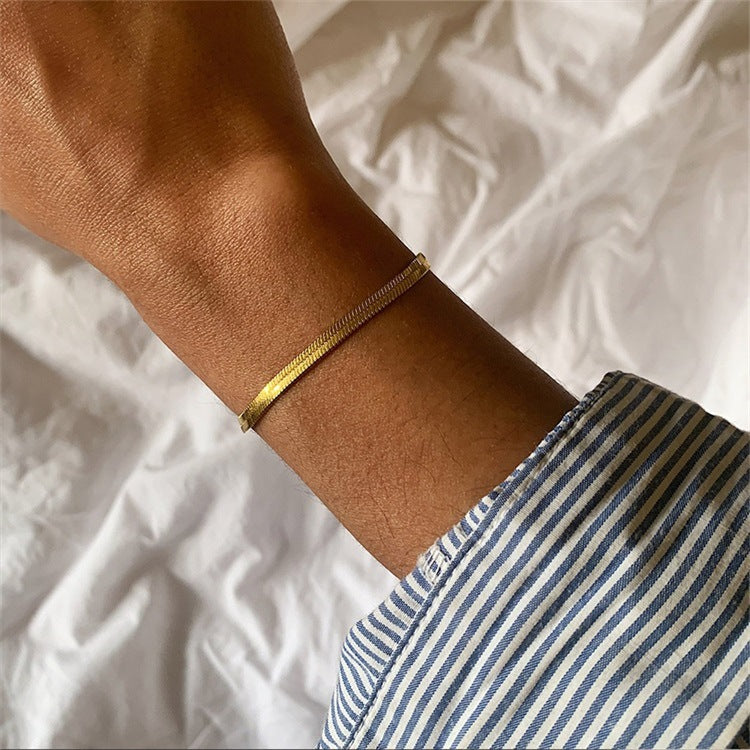 Vida Minimalist Gold Herringbone Bracelet