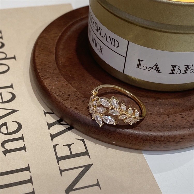 Elegant Zirconia Wreath Gold Ring