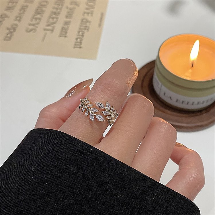 Elegant Zirconia Wreath Gold Ring