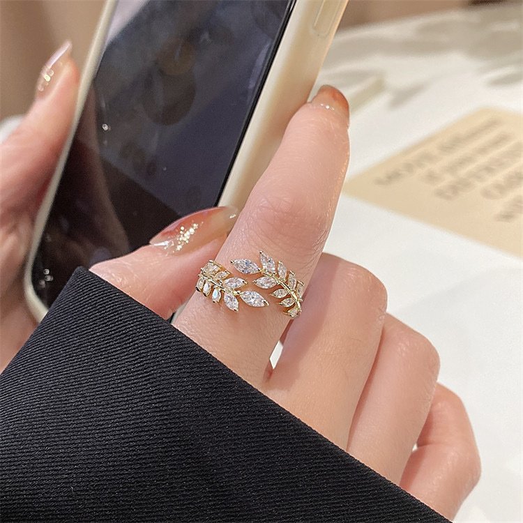 Elegant Zirconia Wreath Gold Ring